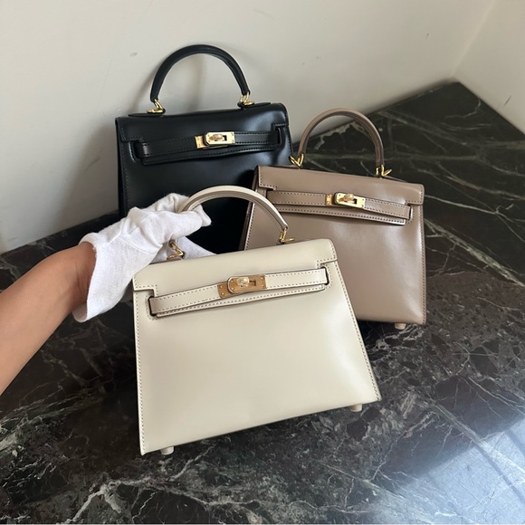 Classic Leather Hangbag Gold Lock - Picture 11 of 12